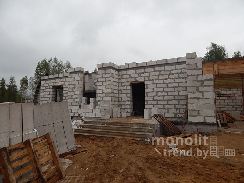 Монолитный ленточный фундамент с цокольным этажом  и перекрытие первого этажа с лестницей, полигон Колодищи